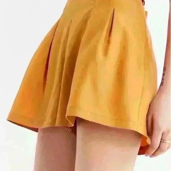 NWT Urban Outfitters Utopia Pleated Short Orange Mustard Yellow Zipper Size 2 - Picture 3 of 11